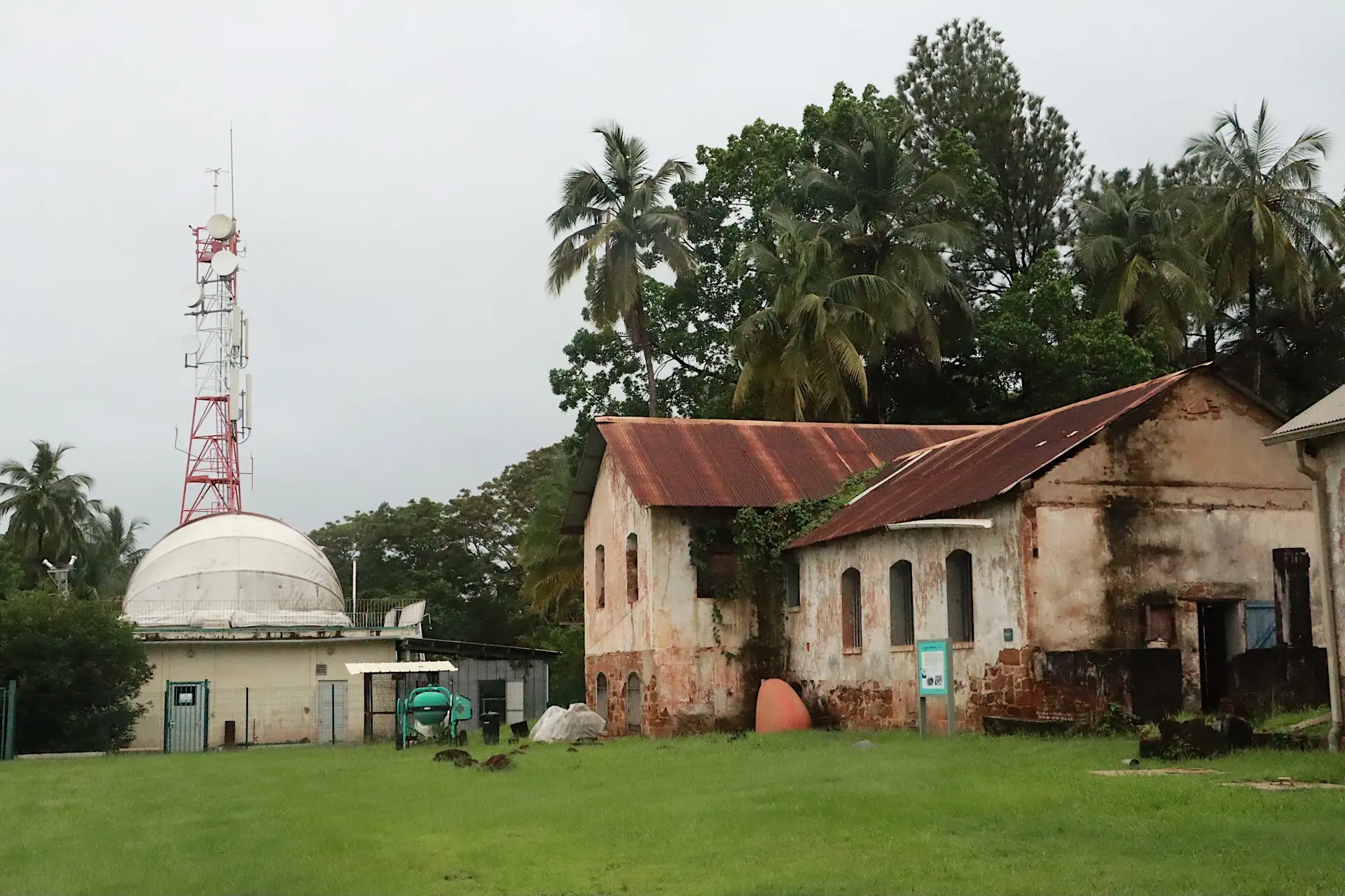 CNES Tracking Station on Île Royale, hosting *Ciné Télescope K400*